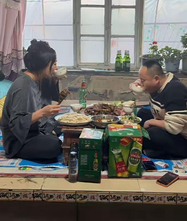 特别羡慕东北人，
冬天啥活也不用干，
除了吃就是睡，夫妻二人往炕上一坐，
来一盘