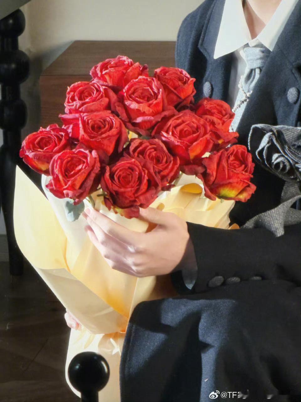 王橹杰手捧红玫瑰好帅的王橹杰期待王橹杰我的少年时代 