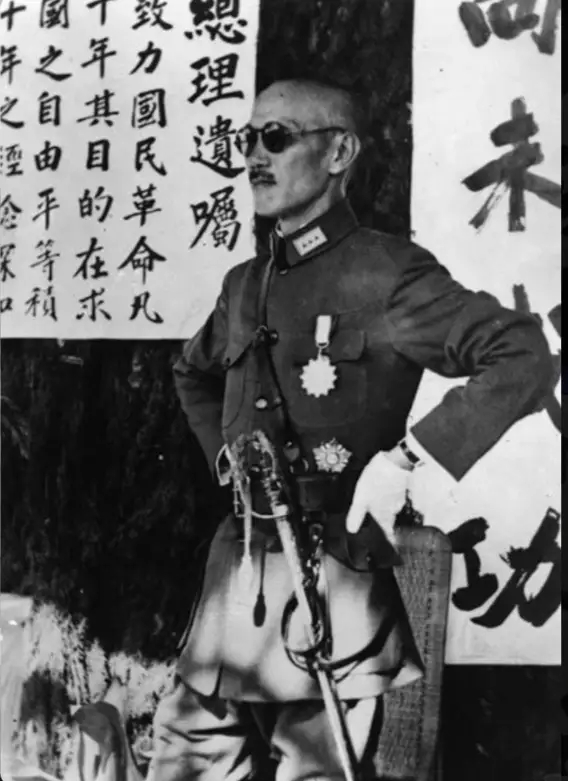 1931年，蒋介石戴墨镜的挎军刀，亲临指挥围剿的照片，背后的字都非常的清晰 