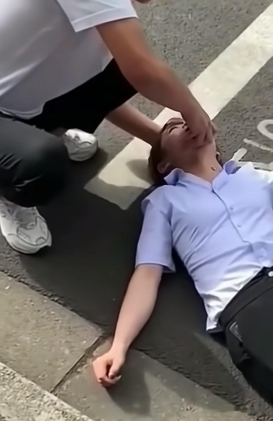 像癫痫，放平，防止咬舌头，过段时间就好了