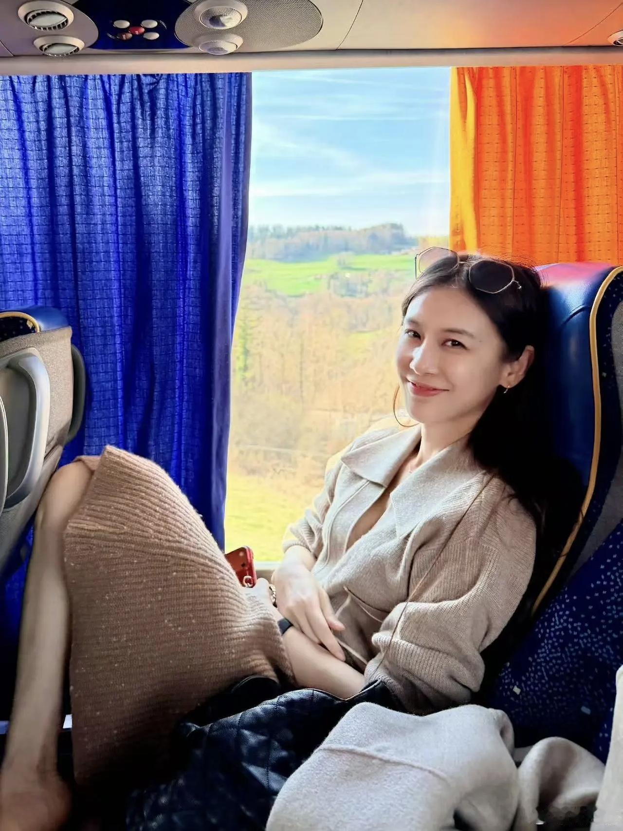 黄圣依太美了，一个人去瑞士读书了，终于可以想做什么就做什么，不用看杨子和钱前婆婆