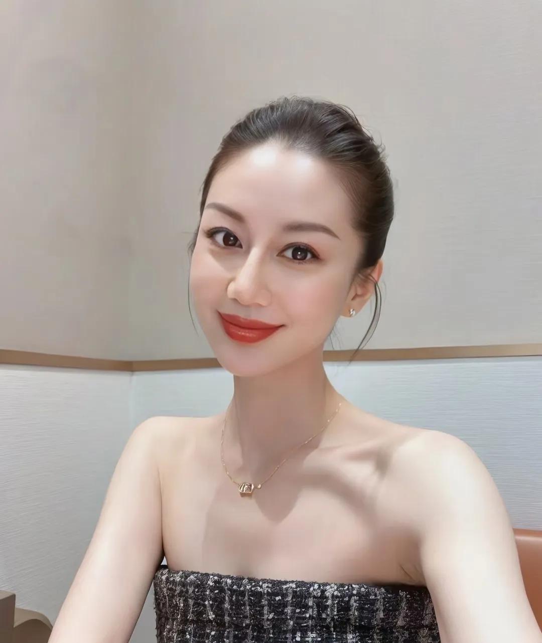 年龄越大
总劝自己不要太在乎别人的眼光
每人头上一片天，
晒自己的太阳，
淋自己