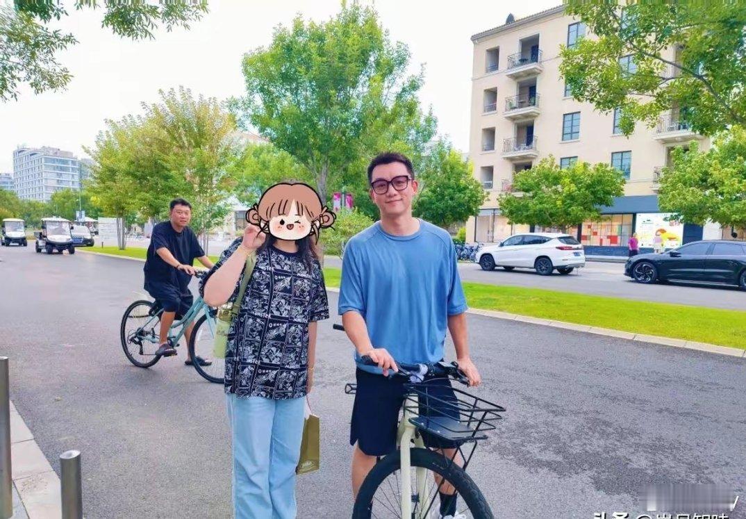 郑恺苗苗阿那亚骑自行车出行，苗苗穿人字拖也很美，郑恺打网球 很有活力哦！ ​​​