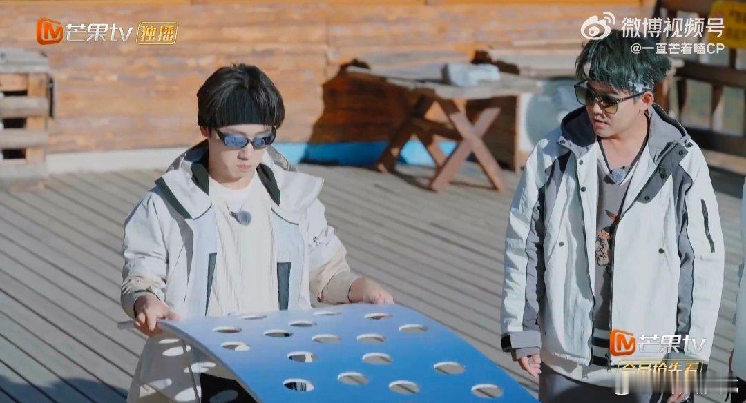 蒋敦豪跳起来给了自己一巴掌快乐老友记 蒋敦豪平衡球名场面，每看一遍笑一遍，自己给