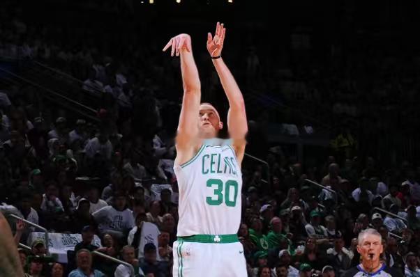 萨姆-豪瑟在常规赛阶段的表现并不理想，他的三分命中率只有39.3%，跌到了职业生