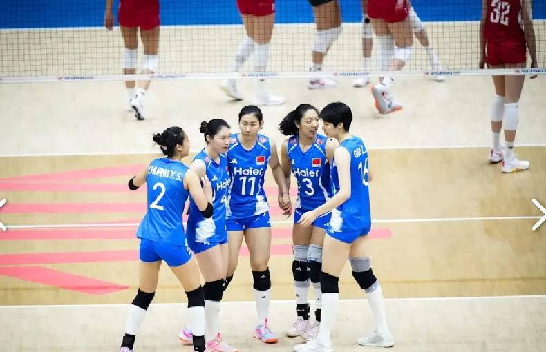 中国女排面对波兰女排终于有了自信心！第三局打波兰女排更加顺畅！现场观众的呐喊助威