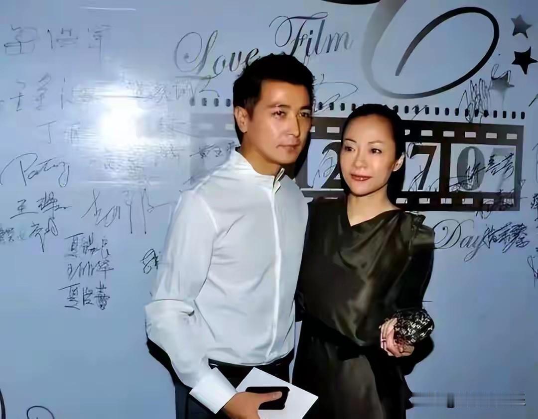 近日，娱乐圈又起波澜。1月14日，演员黄慧颐在微博实名发文，自曝2000年保剑锋