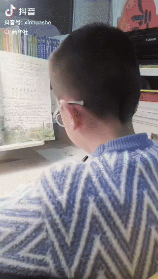 “惊呆了！”宁夏银川一9岁男孩作业本上的字迹竟让一群成年人都沉默了，只见本子上的
