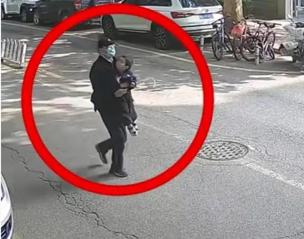 若非官媒通报，真不敢相信这是真的。北京朝阳街头，光天化日，7名蒙面人公然抢走清华