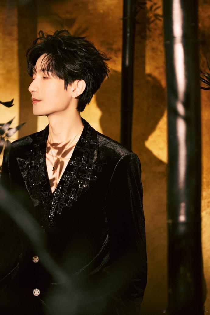 陈楚生国风造型救命！光看造型就已经期待值爆棚，陈楚生的黑色国风外套配珠饰，氛围感