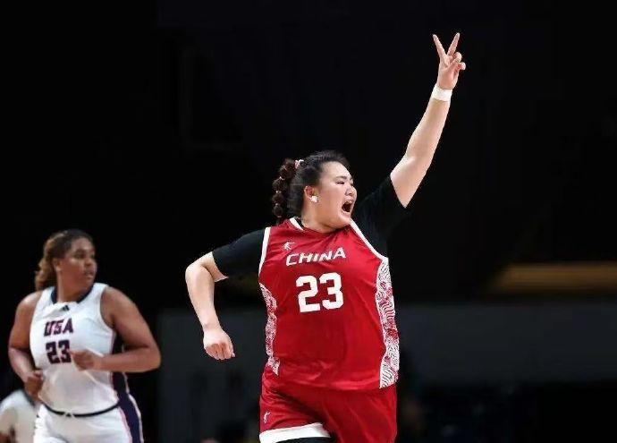 刘禹彤要进国家队打比赛了！这姑娘就是内线“大宝贝”，吨位+脚步+球商全在线，往篮