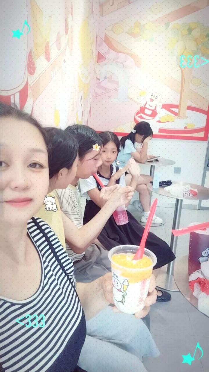 一个普通的下午，淋了个雨，拿了个快递，再感受一下小朋友们的快乐。