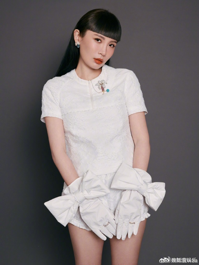 魏如萱男友前女友回应魏如萱道歉 据台媒，魏如萱官宣与小21岁男友Ian恋情后，男