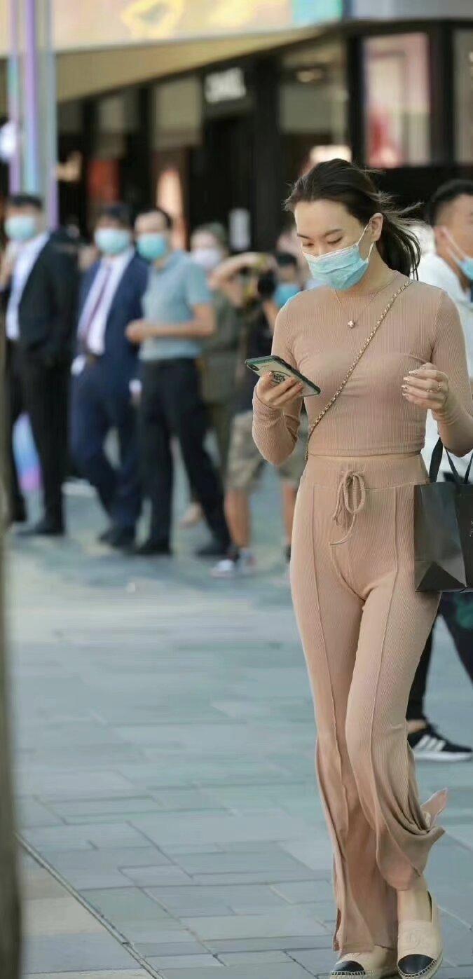 一个家庭最重要的， 并不是它在世俗的眼光中是否完美， 而是和睦，温馨......