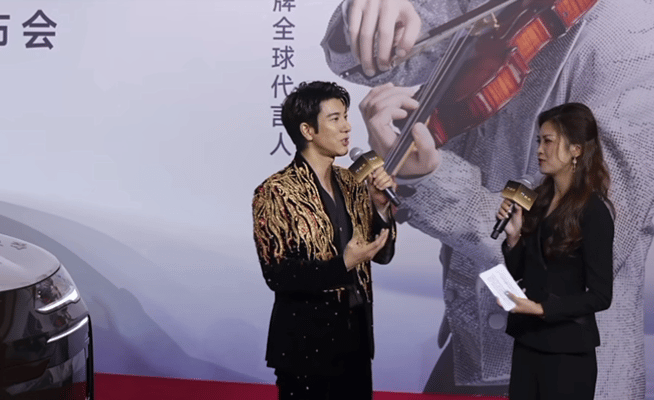 王力宏惊呼闪充改变世界 谁还没看到王力宏发布会现场状态啊！不仅签名互动超温柔，聊