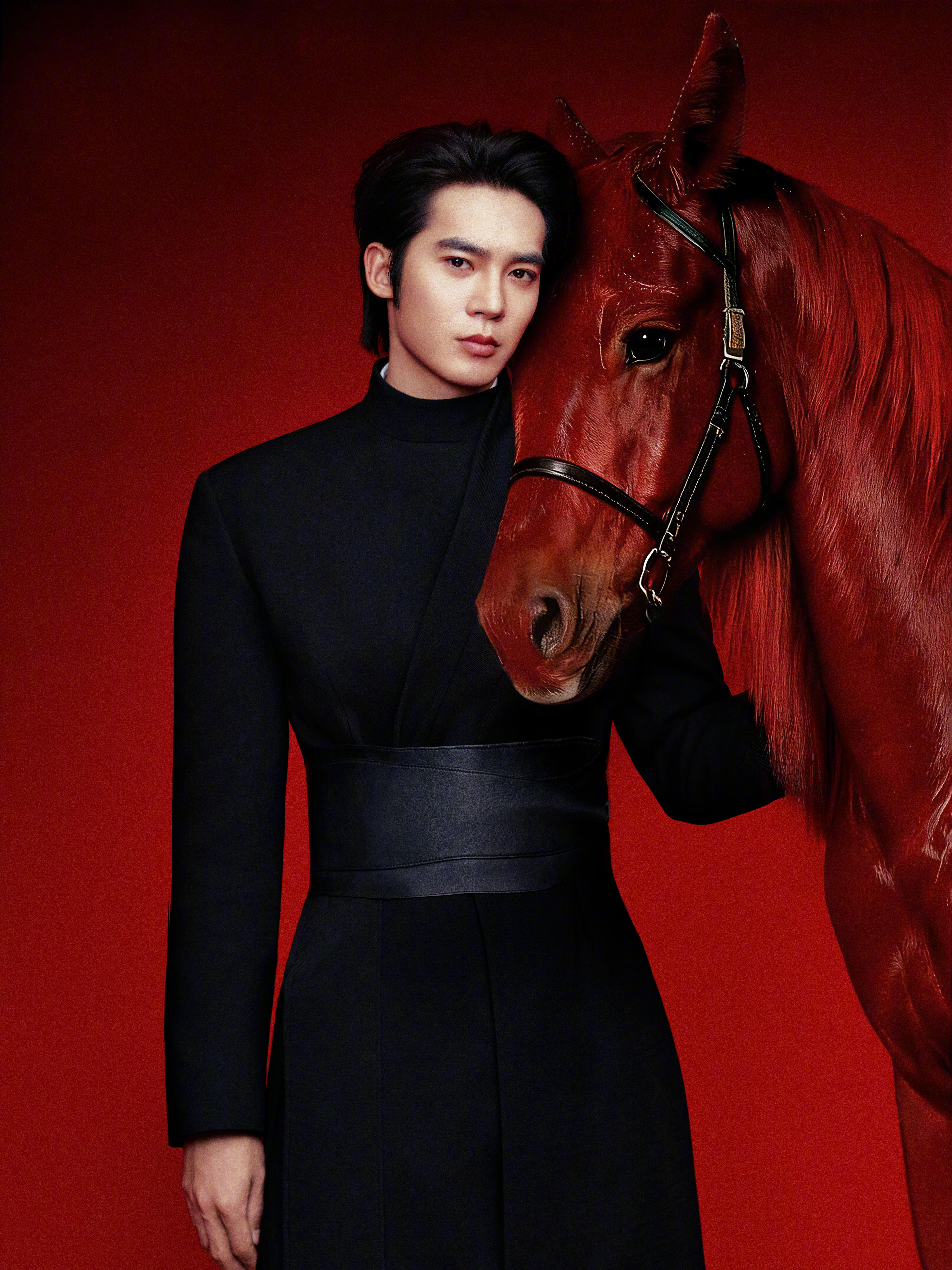 于适新春新中式飒爽公子于适新春大片造型，身着黑色新中式长袍衬利落气场。红鬃骏马映