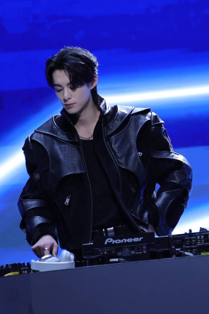 王鹤棣DJ小王打碟 王鹤棣DJ小王打碟真的是帅到我的心巴上了，感受得到他的感染力