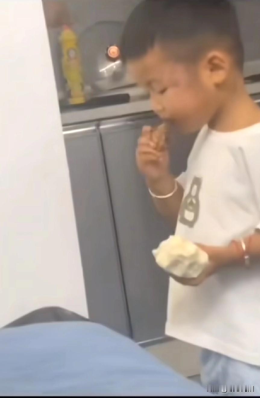 看到这一幕，眼泪止不注地往下流！

可怜的梓澈己经几天没吃饭，在垃圾桶捡得吃鸡爪