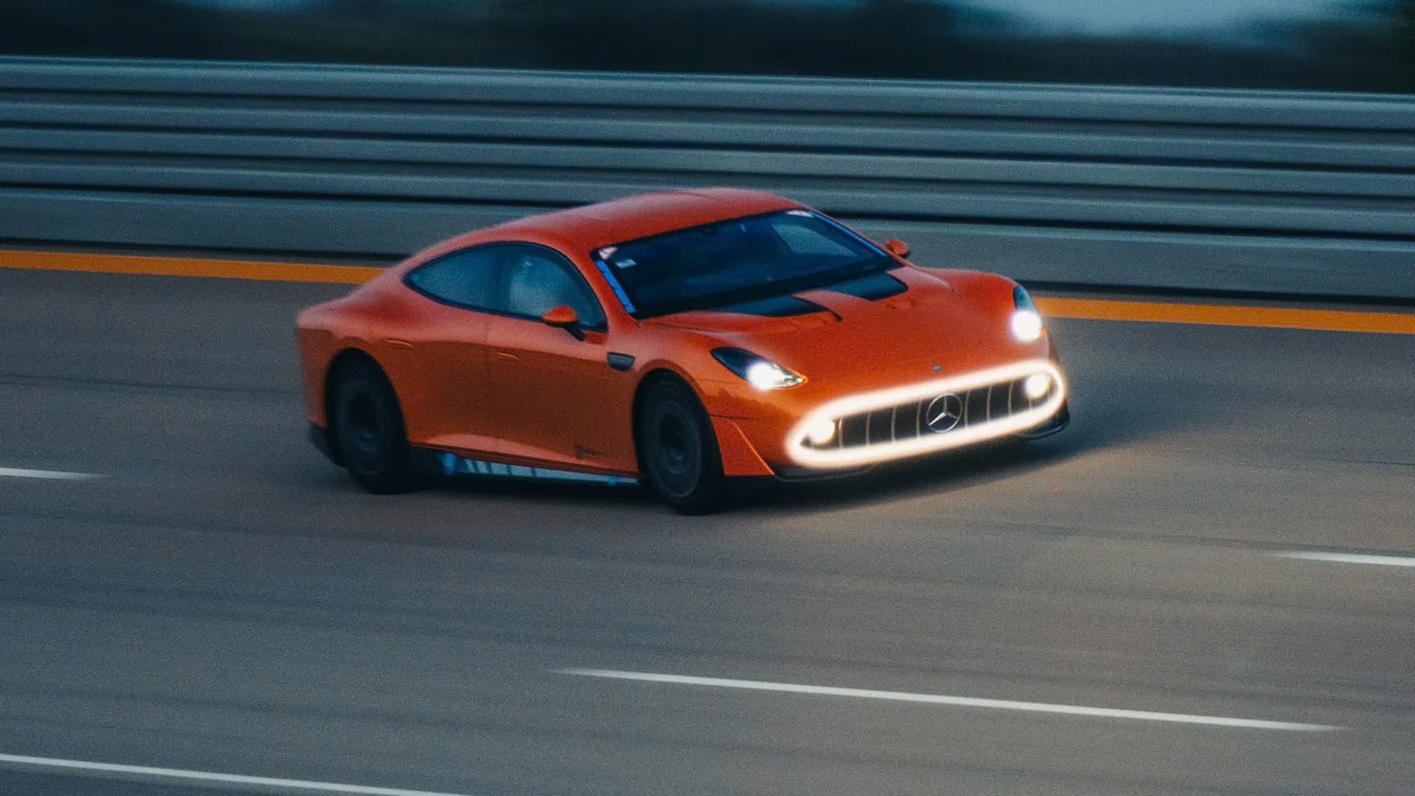 8天环绕地球。奔驰AMG GT XX概念车在Nardo跑道按照地球周长40075