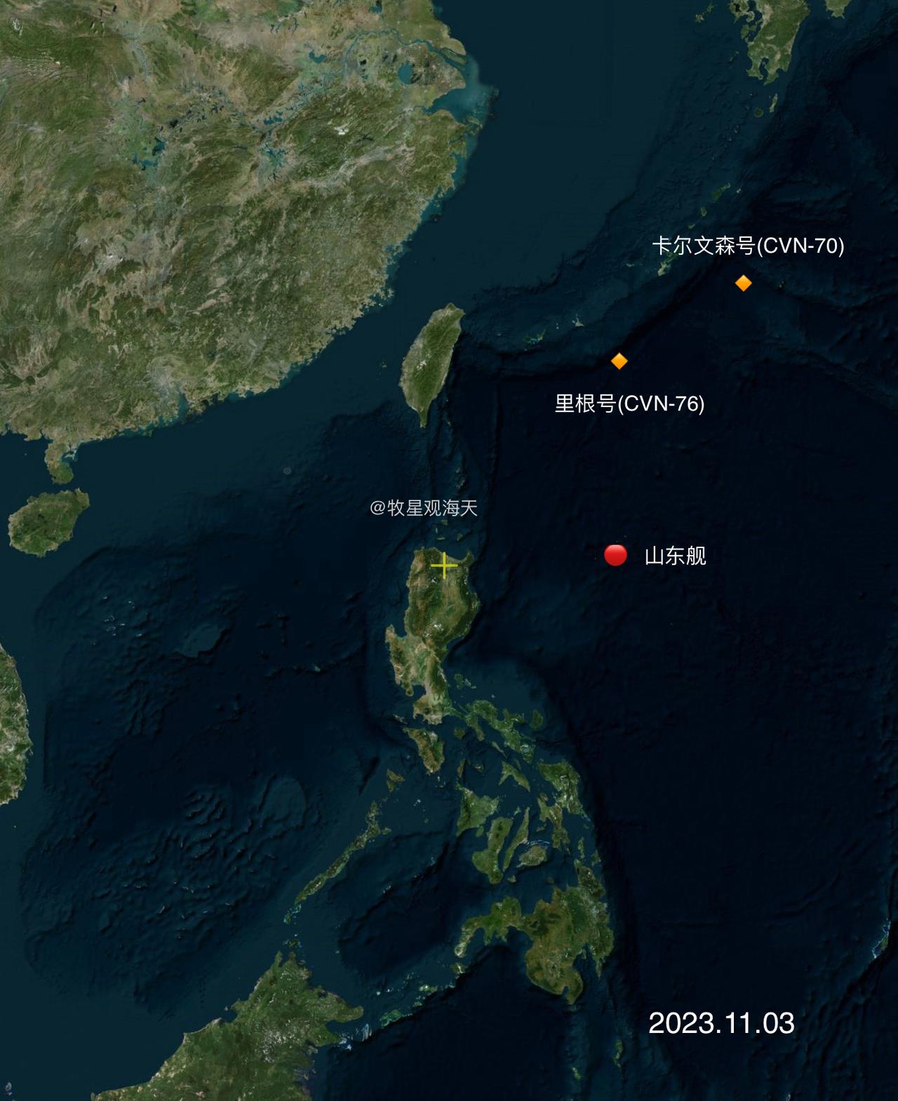 中国海军山东号航母位于吕宋岛以东海域，以一对二，面对美国海军里根号航母和卡尔文森