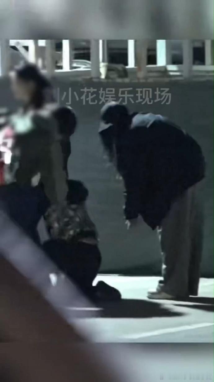啊啊啊啊啊啊诗诗妈咪！！！好真实的不受控制的带娃现场，步步小魔丸来的刘诗诗和她的