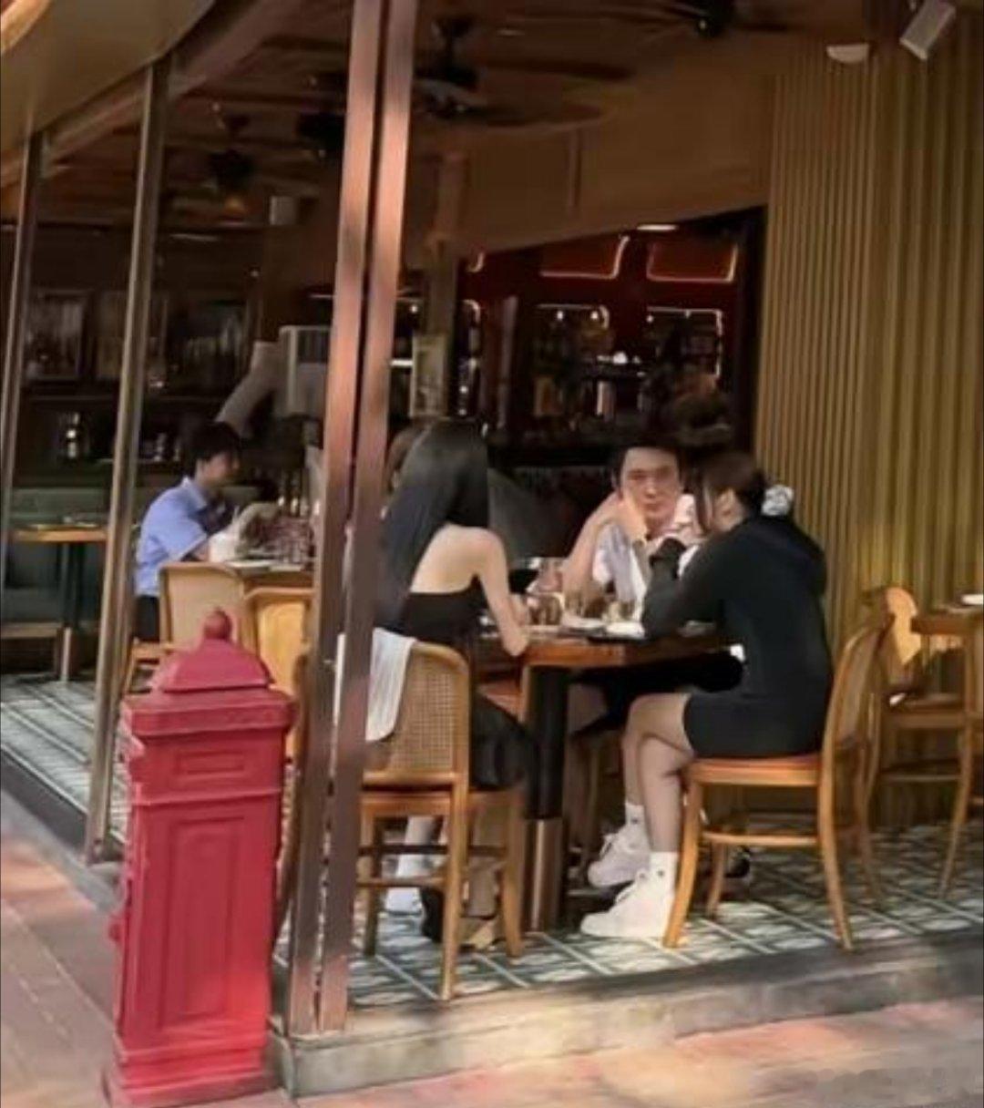 有网友在香港铜锣湾偶遇王思聪，和三位美女一同在餐馆用餐。一身休闲穿搭很低调，席间