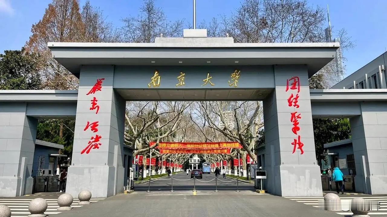 又一起悲剧！ “论文至上”的学术评价体系或是罪魁祸首。当前，我国许多高校实行的“