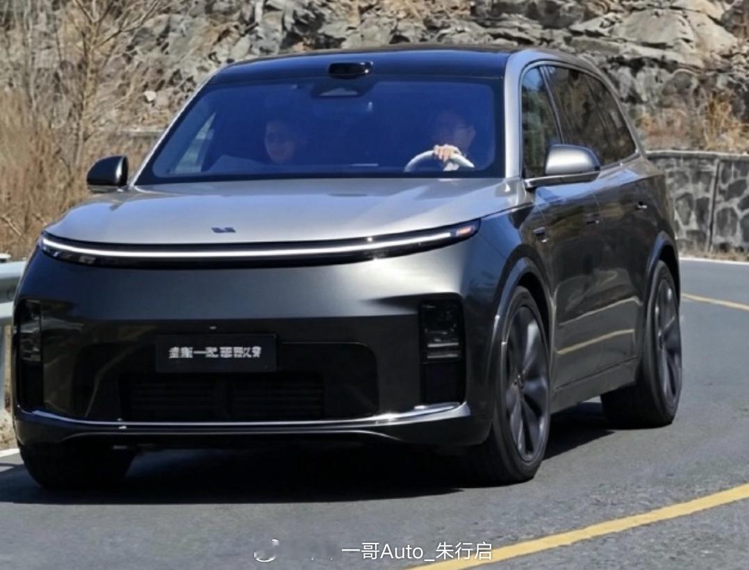 理想L9 Livis的实拍图曝光整车看起来比上一代优雅不少就是不知道它的续航变化