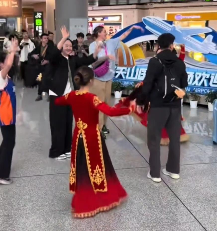 新疆女篮惨败山西，回到新疆时新疆球迷载歌载舞迎接她们。那么明天的主场比赛中，她们