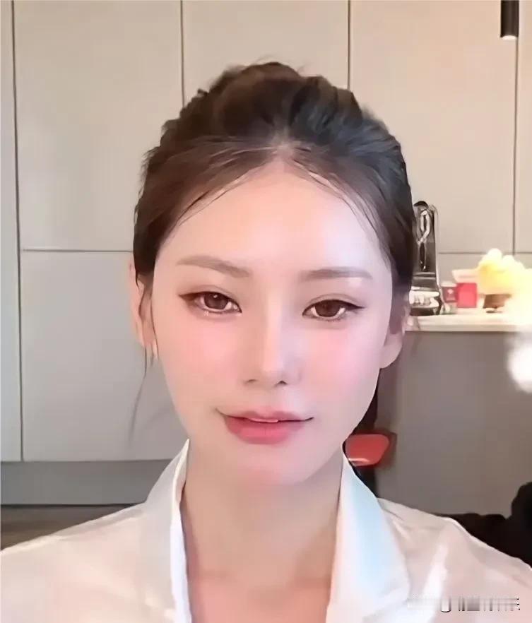 终于找到网友说马晓梅长相奇怪的症结所在了。
看了她的原生脸才发现，汪小菲说她没有