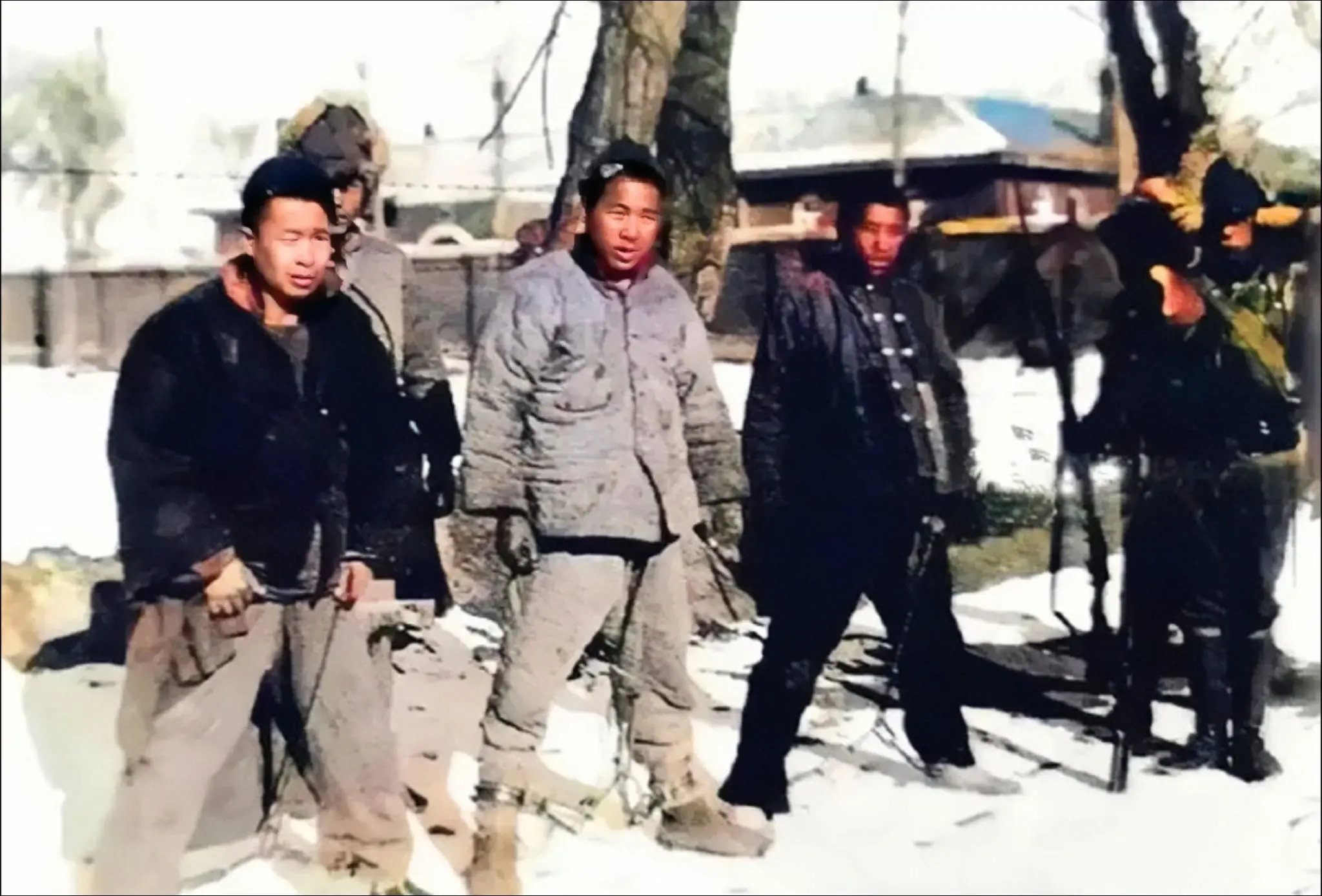 三名昂首站立的抗联战士，即将被日寇杀害。东北沦陷后，生活在白山黑水的父...