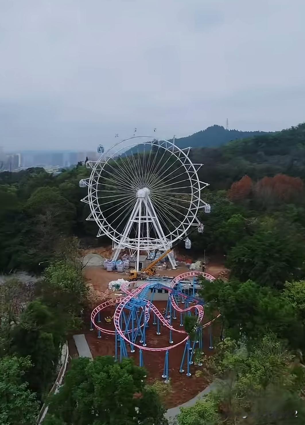 南充市西河大桥对面的三国熊猫城，这是开园了吗？感觉设施设备都还没有完善