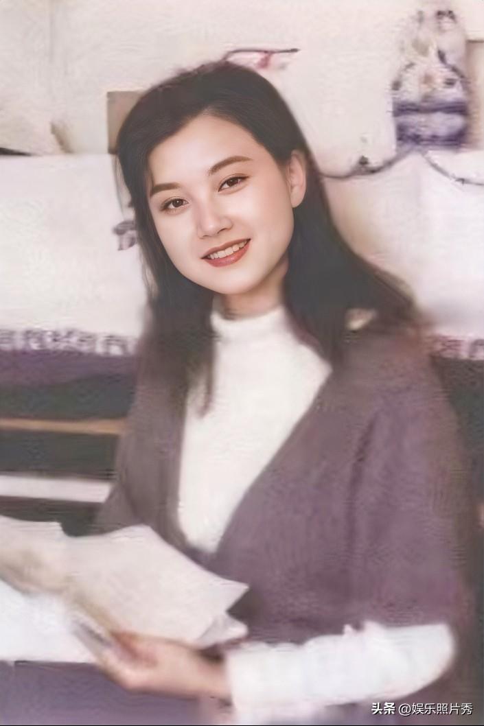 她说她的美是“化妆”画出来的，30年前真是“纯天然”！

她穿着白色的卫衣，披肩