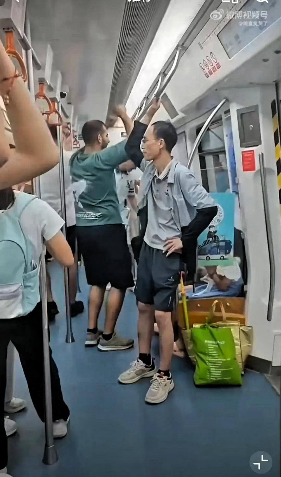外国人拿着音响，在地铁里尽情舞蹈，中国人尬笑着远离他的邀请

地铁协管员及时到场