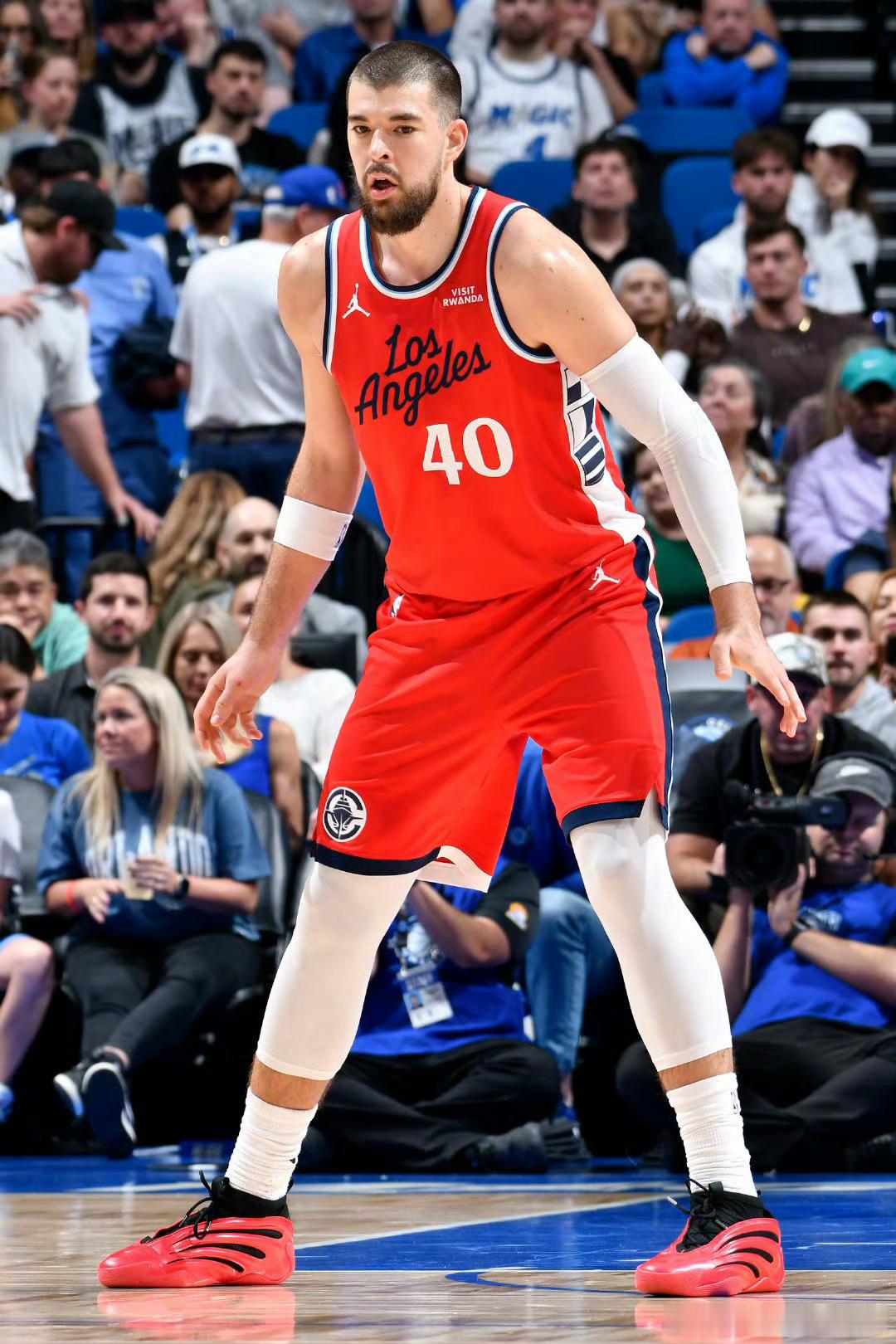 祖巴茨14分，哈登31分。难救主！快船其他球员并没有拿下上双的成绩，魔术爆打快船