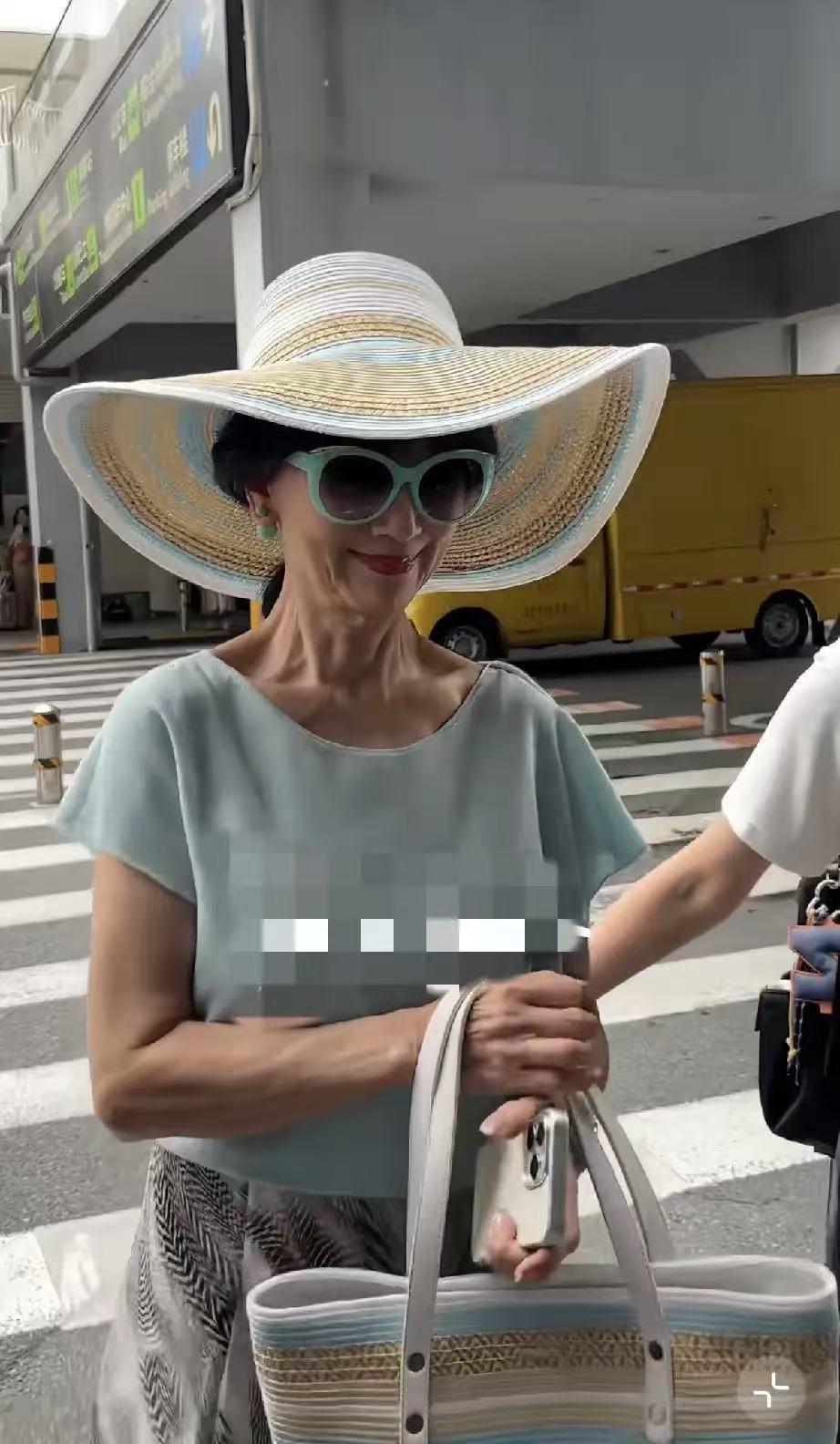 8月7日，赵雅芝现身三亚亚龙湾，真实样子老的吓人！一说话或者有动作，脖子上的褶子