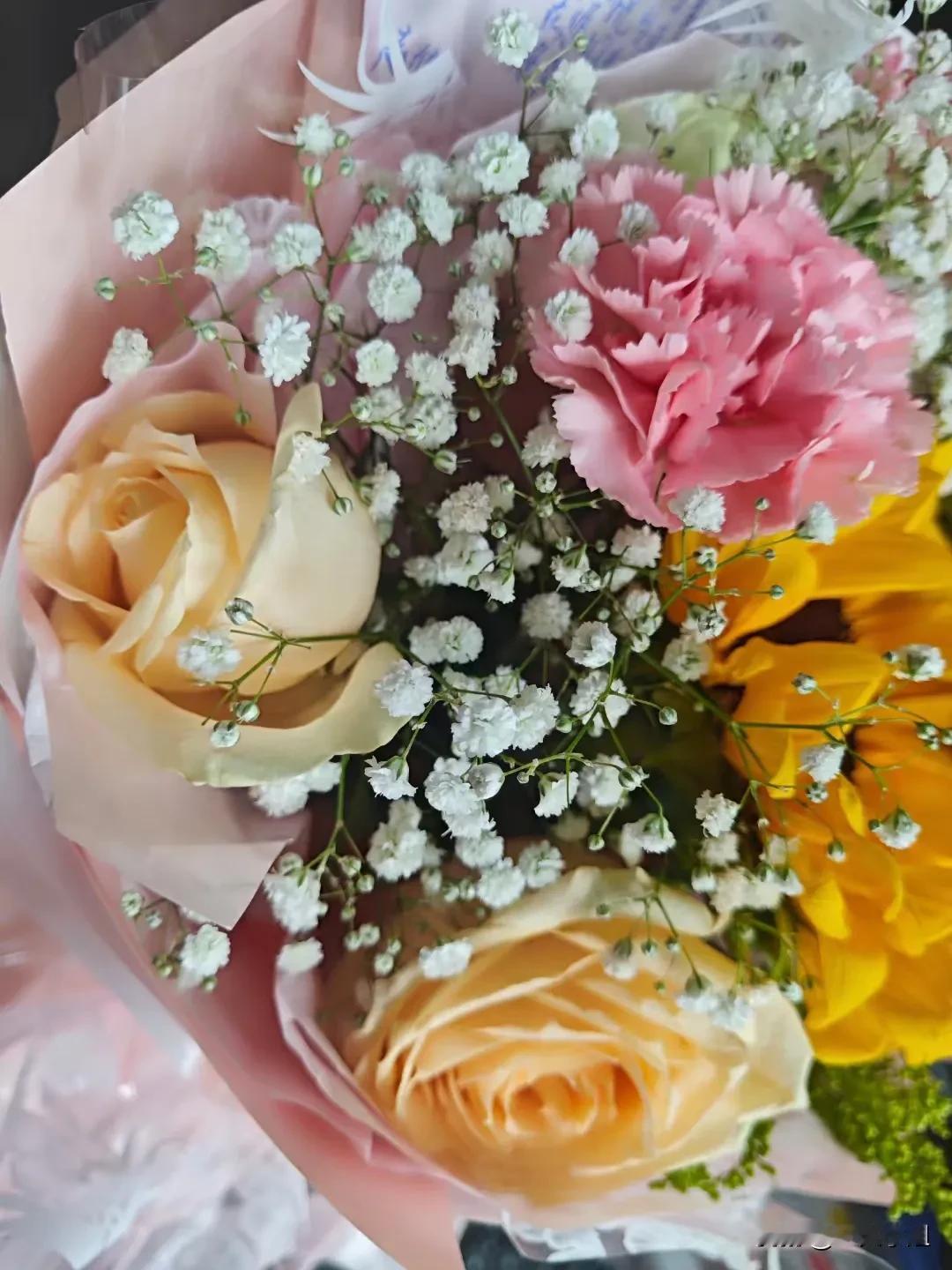 早餐一个鸡蛋，一块南瓜，半截玉米，一杯黑咖。中午饭米饭，热了扣肉，炒了个洋芋丝，