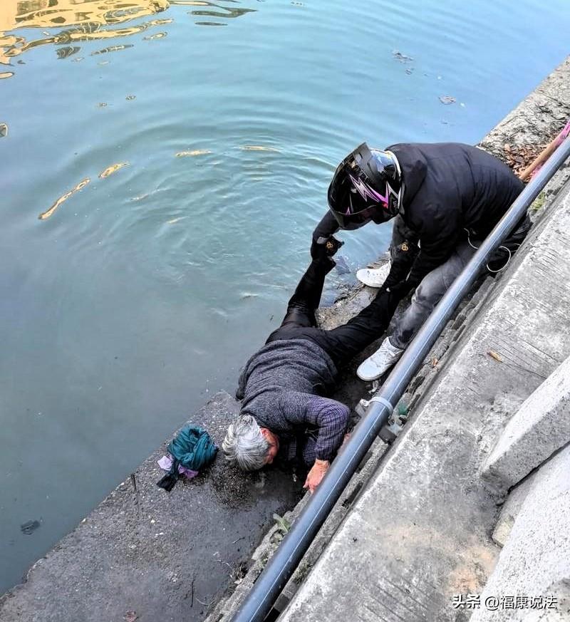 江苏无锡，老人在下雨天傍晚，扛着拖把去河边洗，走到河道台阶上，不小心跌入河中，被