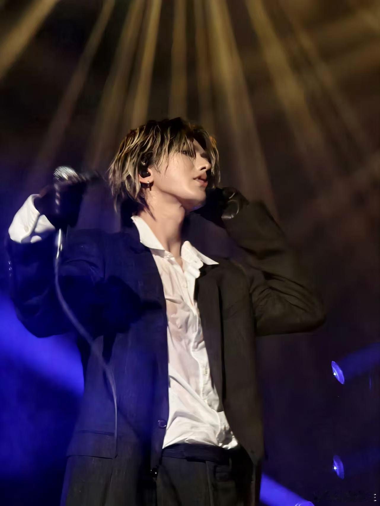 蔡徐坤的衬衫湿透了 现场氛围一定炸翻，蔡徐坤汗湿衬衫火力全开，一首接一首演唱，用