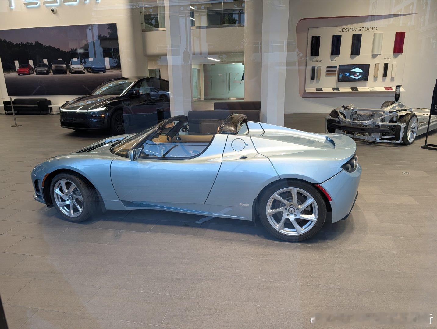 罕见的特斯拉第一代Roadster，可以人家资本主义4S店8点没到就下班了。同伴