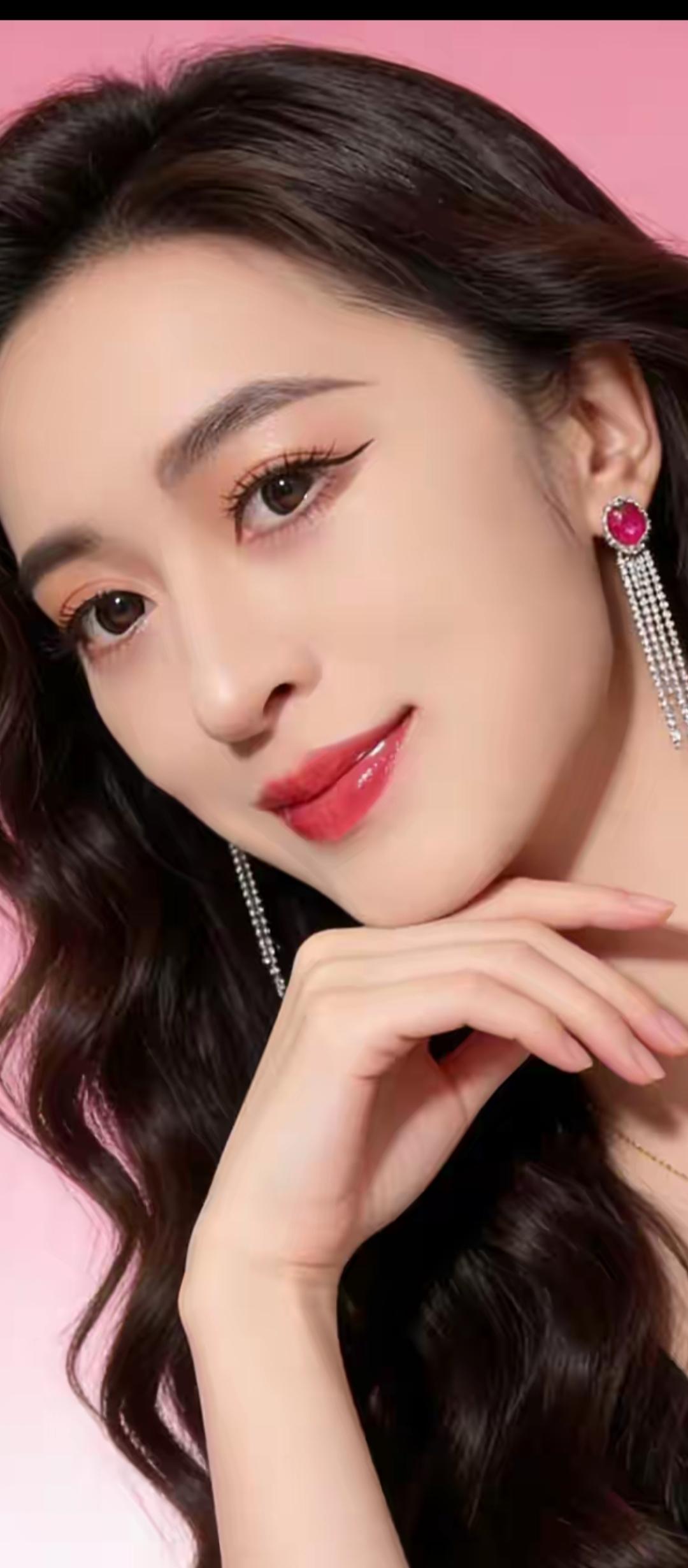 甜美少女风，温柔微笑，完美妆容