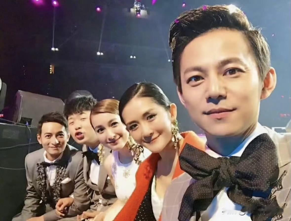 海涛想融入快乐大家族，也是拼了！看他们五人最新合影，何老师，谢娜，吴昕和维嘉四人