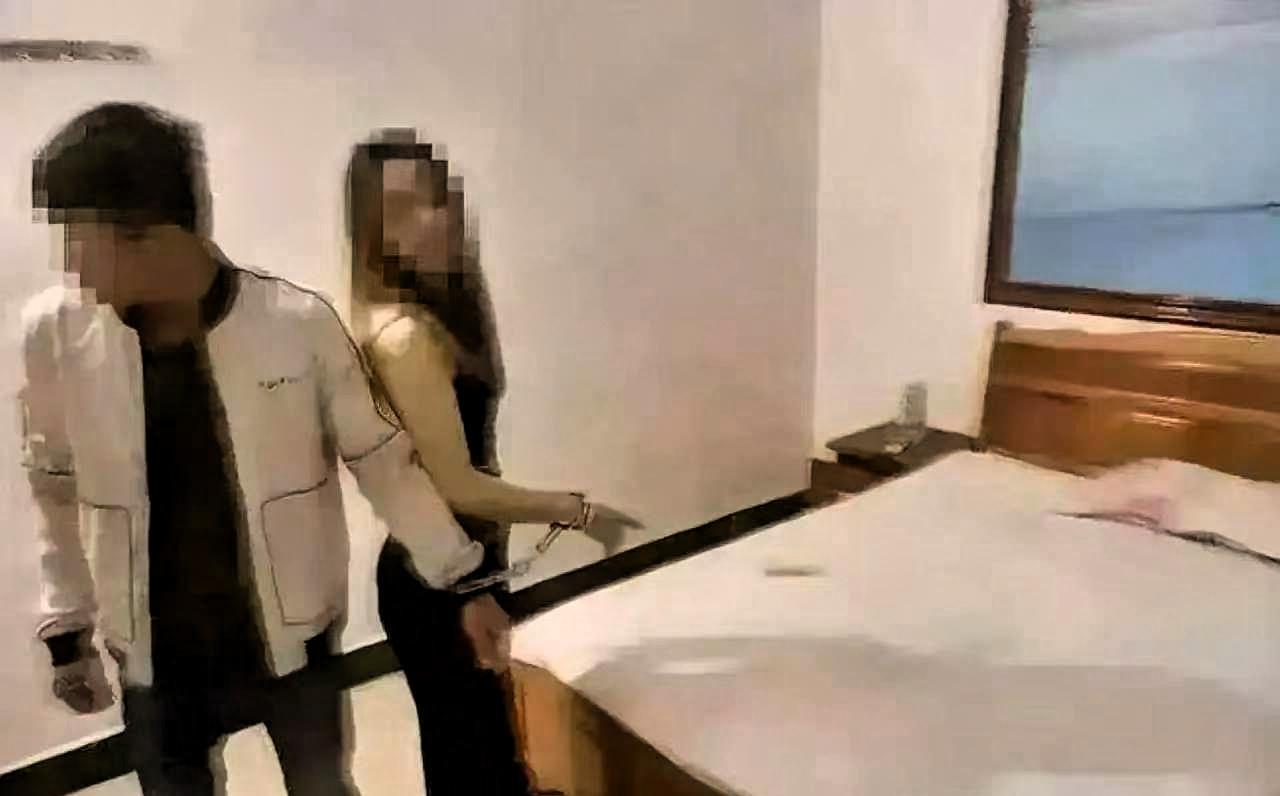 重庆，一男子和朋友入住酒店后，朋友通过门口的小卡片，以800元的价格，约了两名女