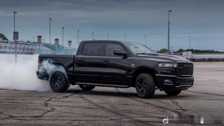 道奇 RAM 1500将在2026重新获得V8引擎的配置他们设计了一个新的徽标放