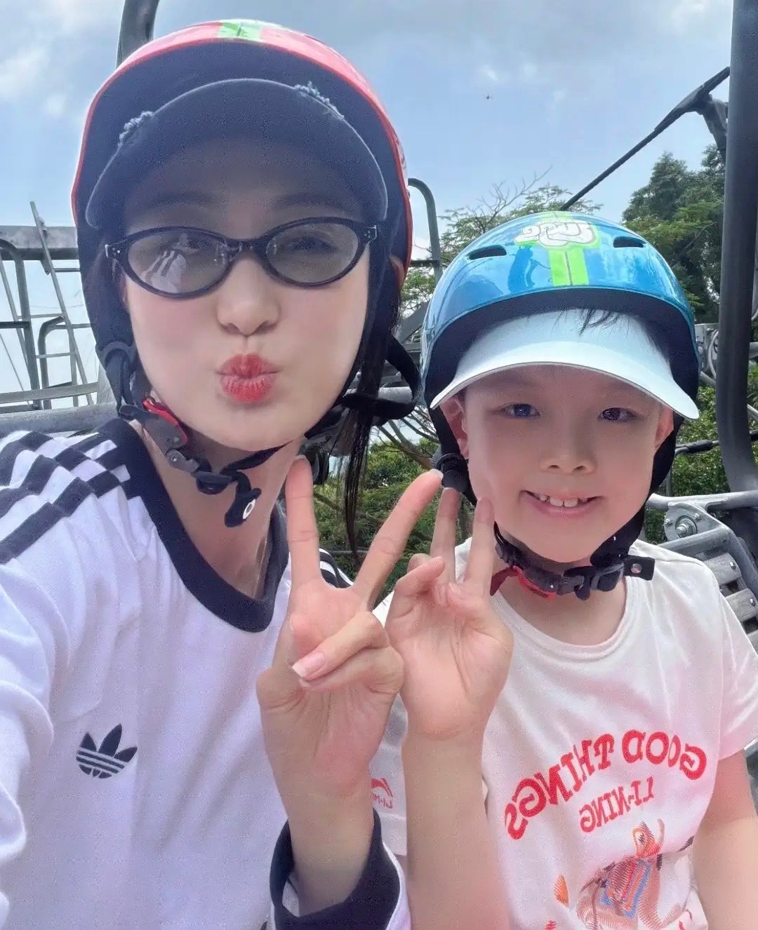 王皓老婆带娃旅游，小儿子像爸爸颜值高，39岁闫博雅身材好会打扮！ 