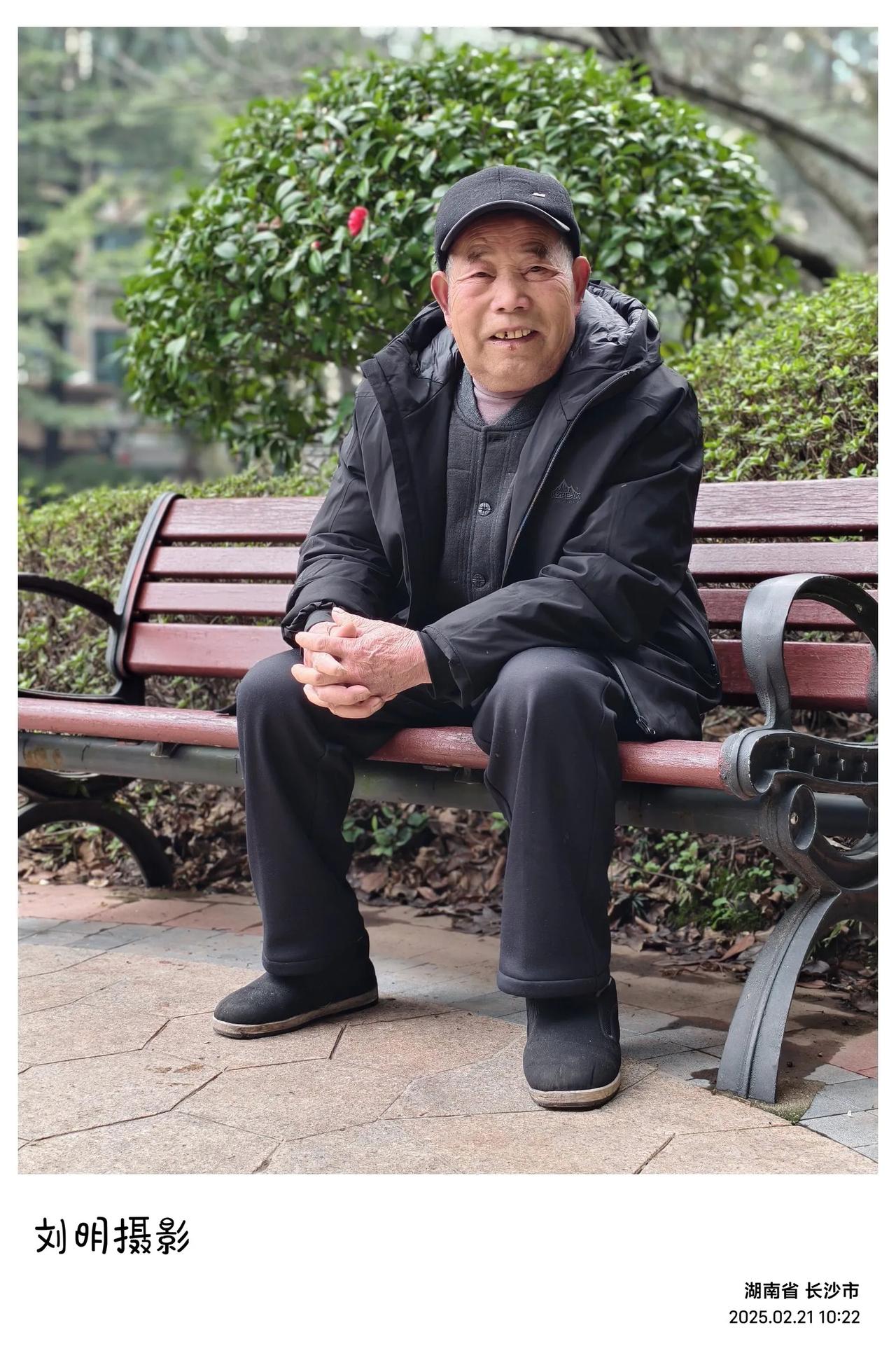 今天是父亲今年来长沙第八天了，天空阴沉沉的，飘着如丝如缕的细雨。我陪着他在小区里