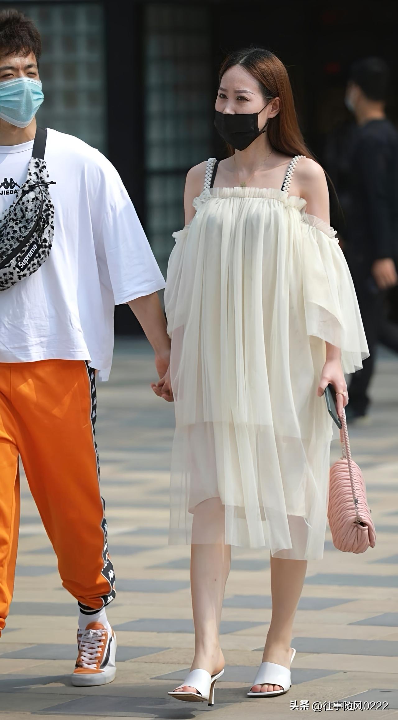 清新情侣装，手牵手漫步街头，轻松自在