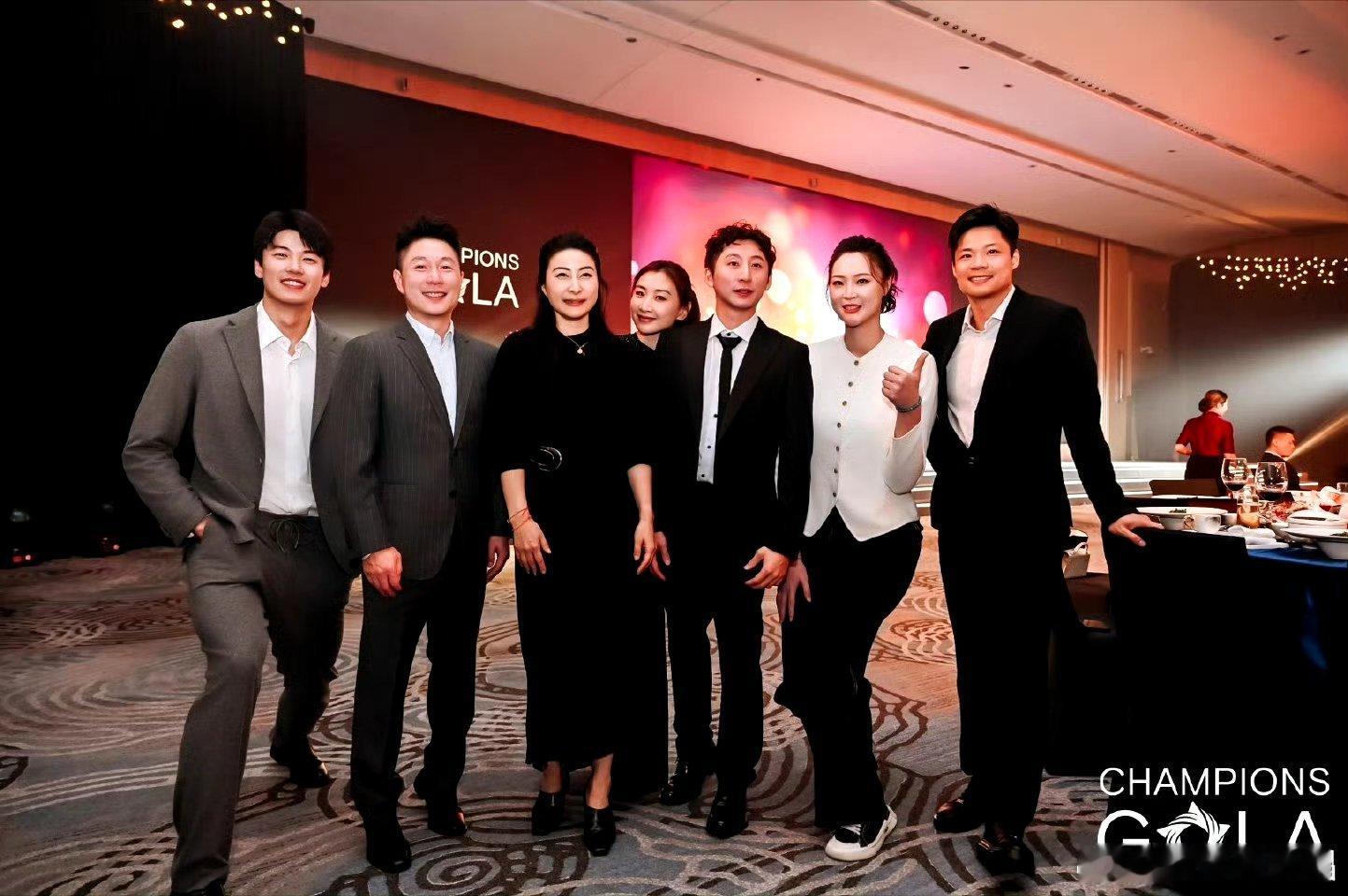 体育冠军“荣耀·传承”计划倡议仪式上，汪顺特意半蹲以配合合影氛围，之后他发文，传