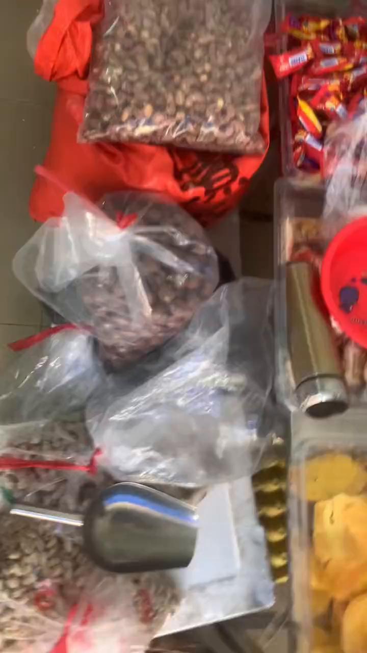 买个金锅，保鲜锅，要丢，油锅，返宿舍，冇个啦，我弄紧个黑头发，得闲再过嚟，陪佢装