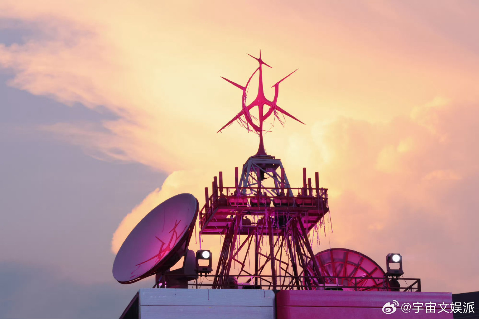汪苏泷演唱会天空神图真的很难不心动！落日晚霞作为天然背景，舞台装置矗立在暮色之中